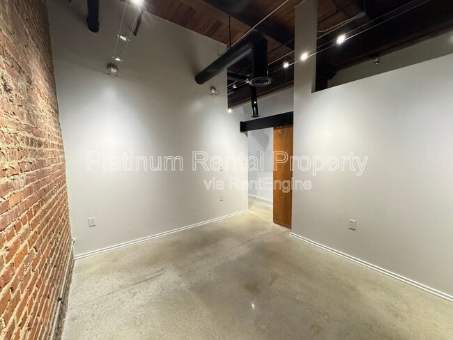 Building Photo - 326 Nelson St SW