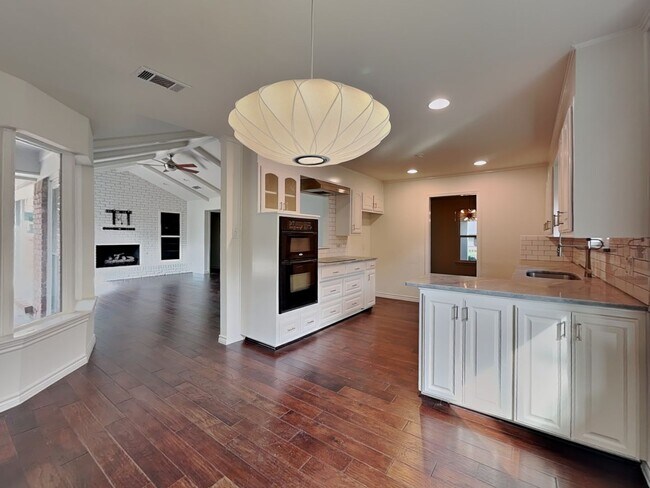 Building Photo - Style, Space & Sophistication in the Heart of Overton West!