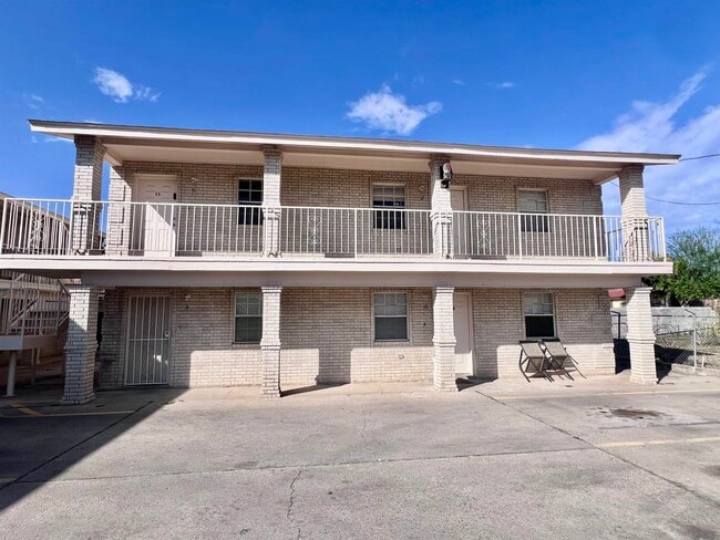 Primary Photo - 216 E Cherry Ln