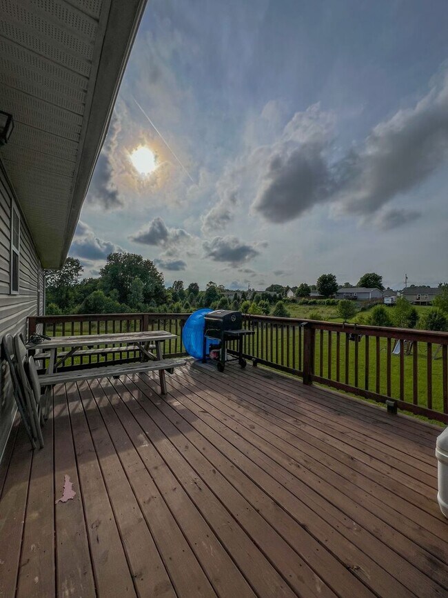 Building Photo - Single-Family Home in Oak Grove, KY--Large...