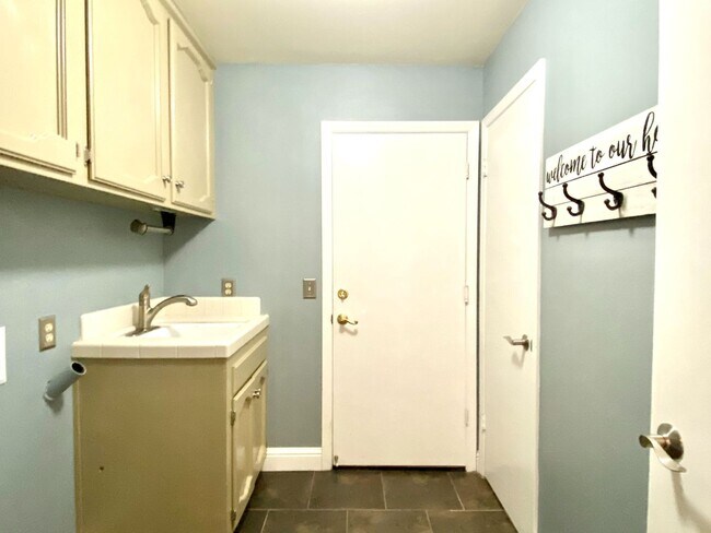 Building Photo - $2,450 Audubon & Friant 3 bed, N Bond, Fresno