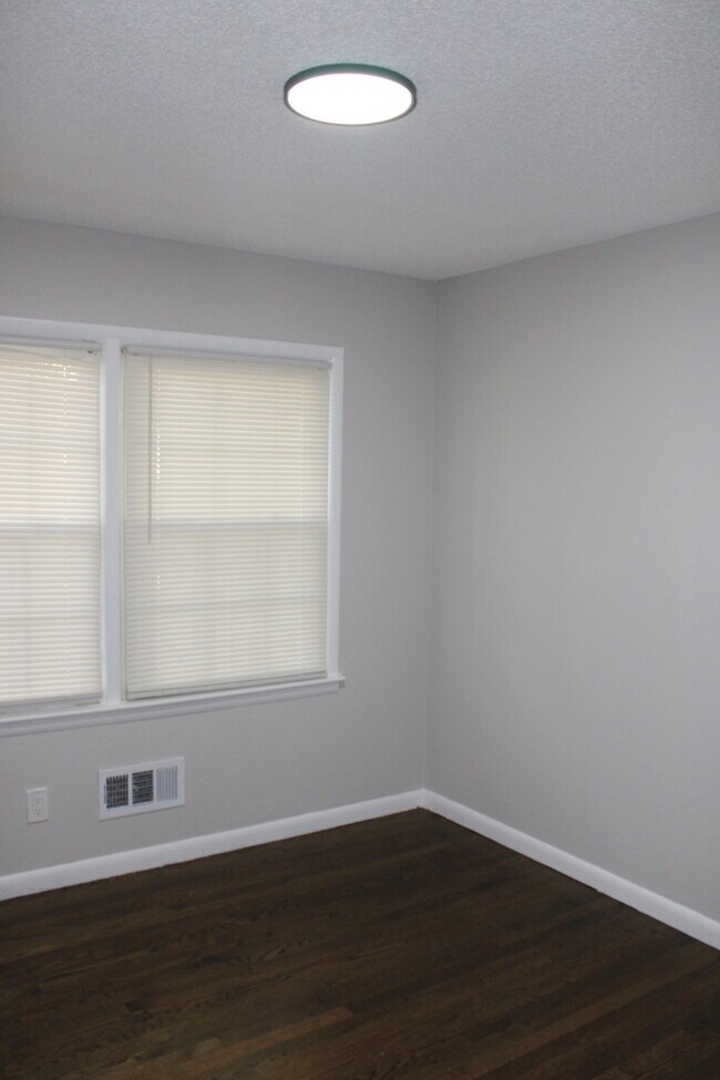 Building Photo - Spacious and beautiful 5 bedrooms and 2 full baths home located on E 47th St in Kansas City, MO