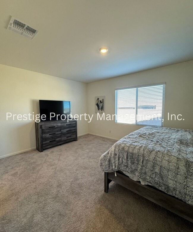 Building Photo - 3/2 Lovely Southwest Home With an Open Layout