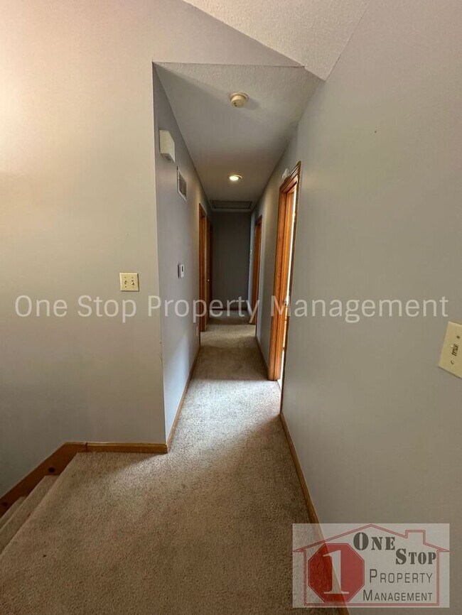 Building Photo - 3 bedroom, 2.5 bathroom home is desirable ...