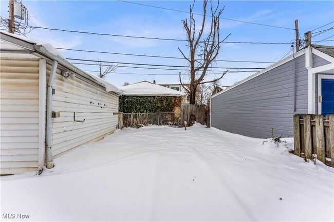 Building Photo - 10403 Russell Ave