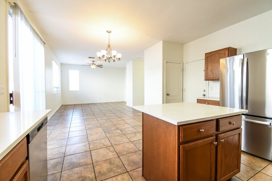 Building Photo - 1150 E Ferrara St