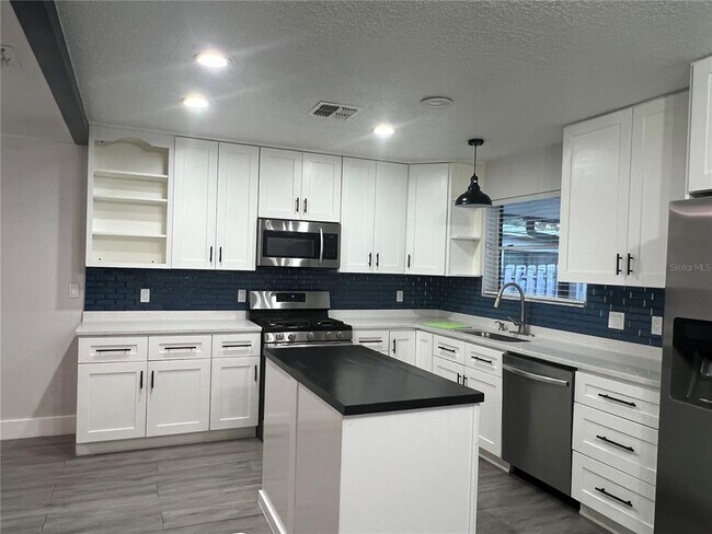 Building Photo - 7118 Caloosa Ct