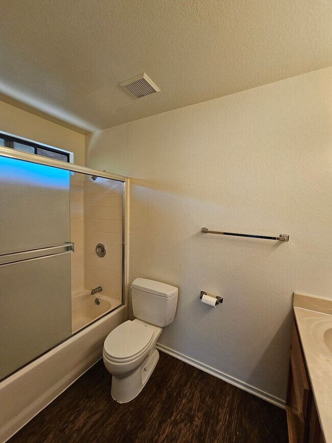 Building Photo - 2356-2356 Bushnell St