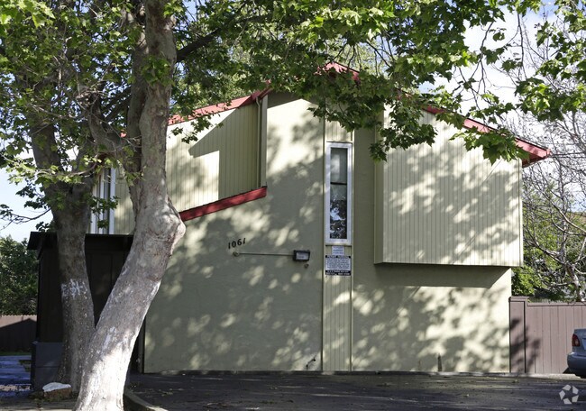 Primary Photo - 1061 Elmhurst Ave
