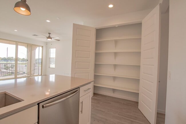 Building Photo - Brand New luxurious Model Home in Warner Meadows!