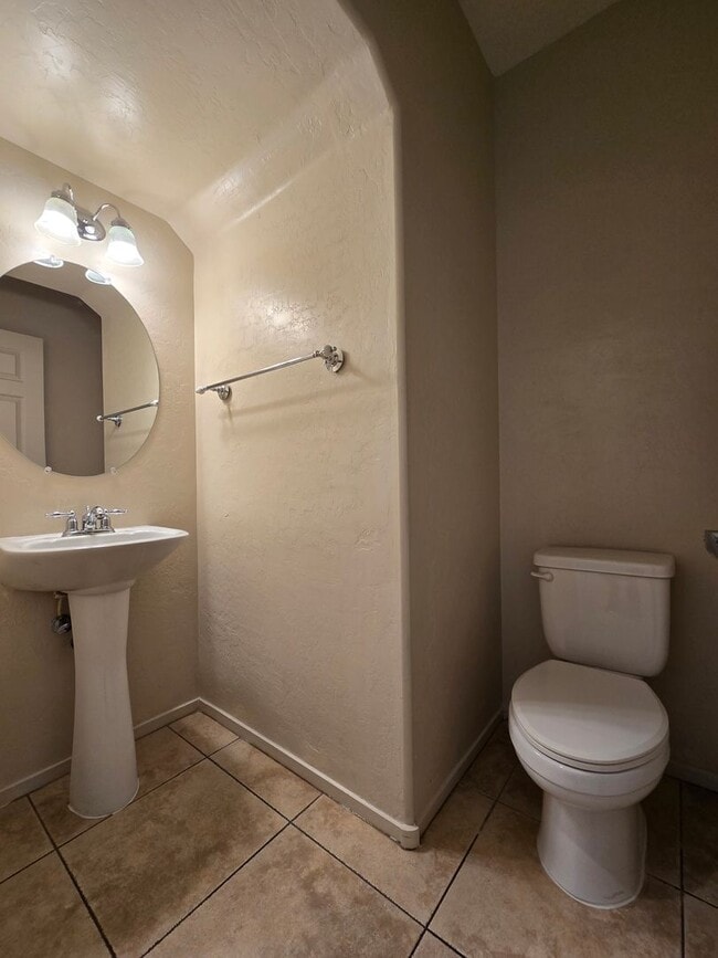 Building Photo - An Amazing 3 Bedroom, 2 Story Home in Silverstone Ranch.