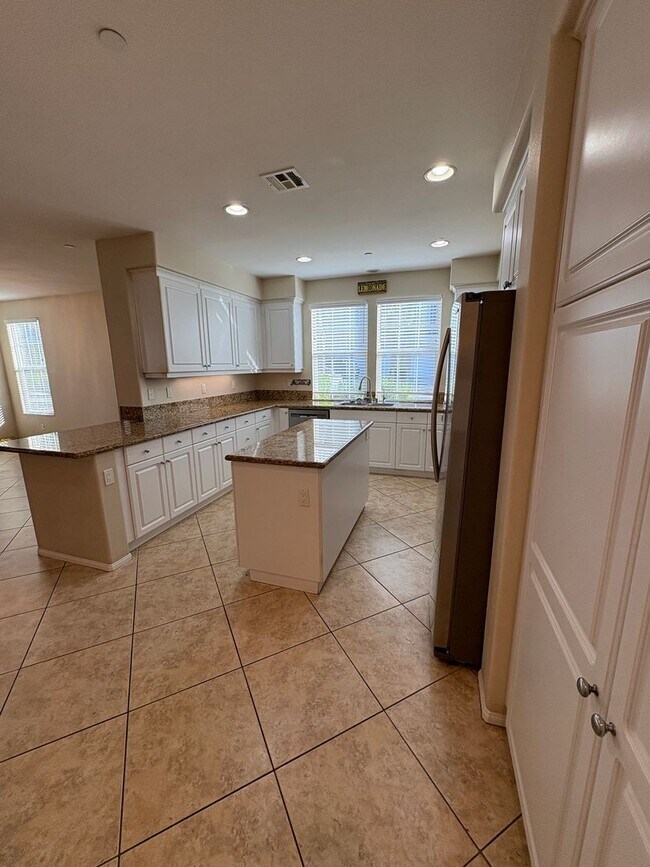 Building Photo - Spacious Townhome in Ventura!