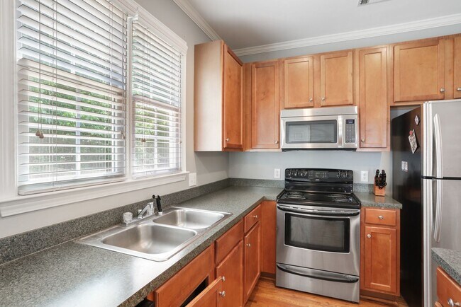 Building Photo - Spacious Grant Park Home