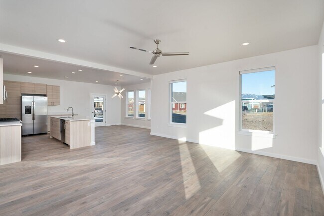 Building Photo - 5575 Westmorland Dr