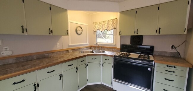 Building Photo - 1 Bedroom Mobile Home on 1 acre lot close to Tart Trail Leelanu Coutny