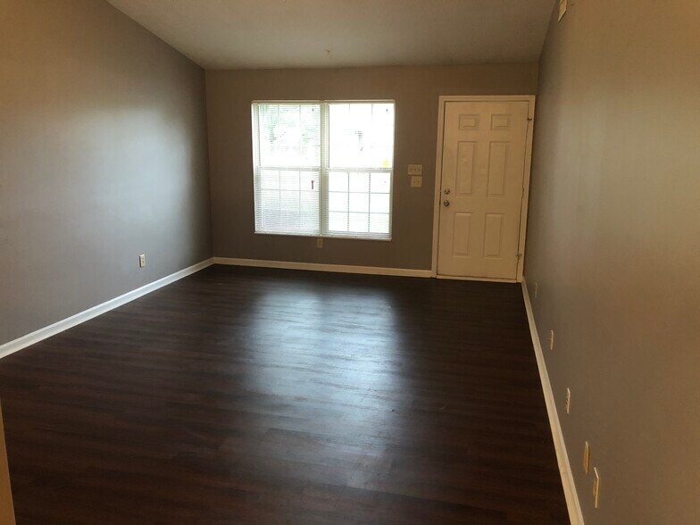 Building Photo - 10843 Tanbark Dr