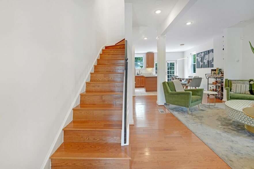 Building Photo - 520 Lamont St NW