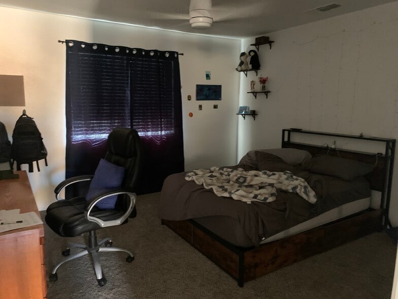 Large badrooms - 73641 Sunnyslope Dr