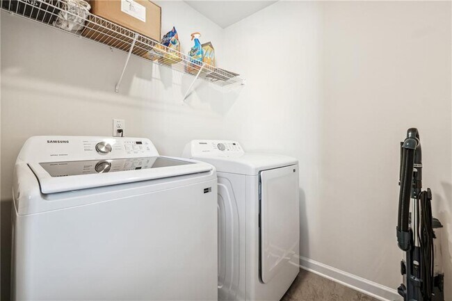 Building Photo - 4655 Fullerton Dr