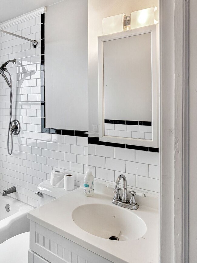 Building Photo - Newly Remodeled 3 Bedroom Home - Northside...