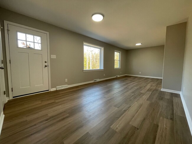 Building Photo - Remodeled Rancher Style Home