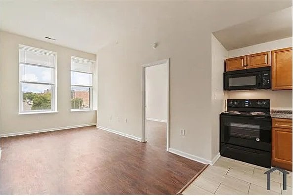 Building Photo - 317 E North Ave