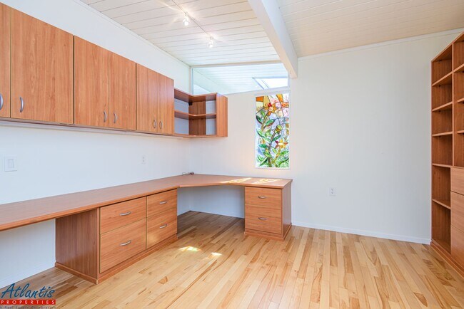 Building Photo - Gorgeous Eichler Home | Desirable Location