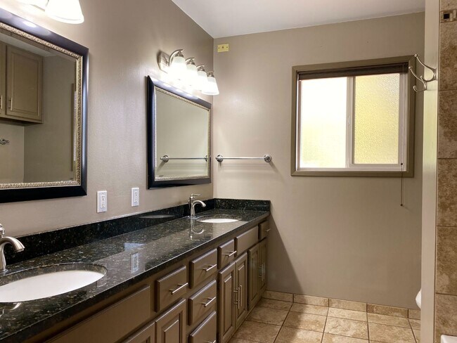 Building Photo - Home With Amazing River Views!