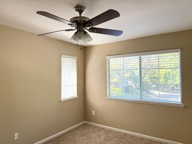 Building Photo - Beautiful 3-Bedroom Condo with Private Out...
