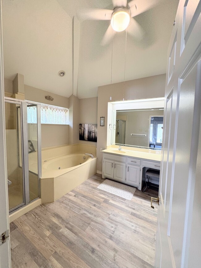 Building Photo - 9809 Lakewood Ct