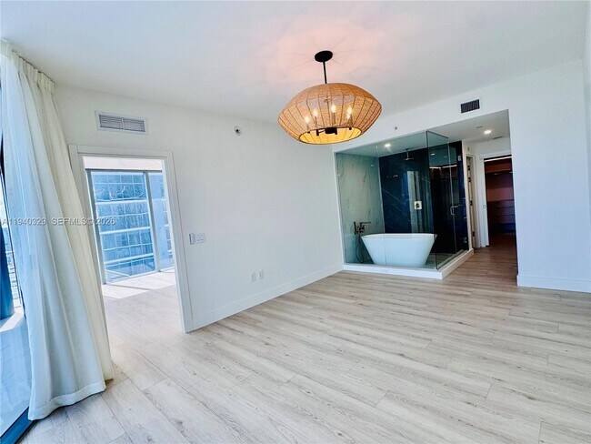 Building Photo - 700 NE 24th St