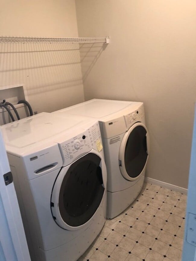 Building Photo - Expansive 3 Bedroom Treat with 2+ Bonus Ro...