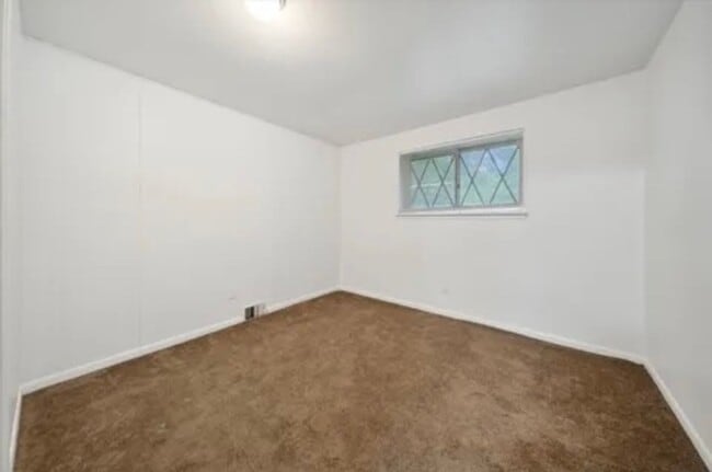 Building Photo - 4 Bedrooms 2 Bathroom