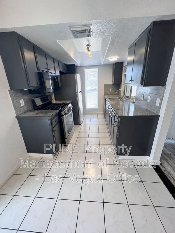 Building Photo - 1405 E Vegas Valley Dr
