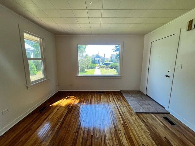 Building Photo - Adorable Shadle Bungalow - 2 Bed, 1 Bath +...