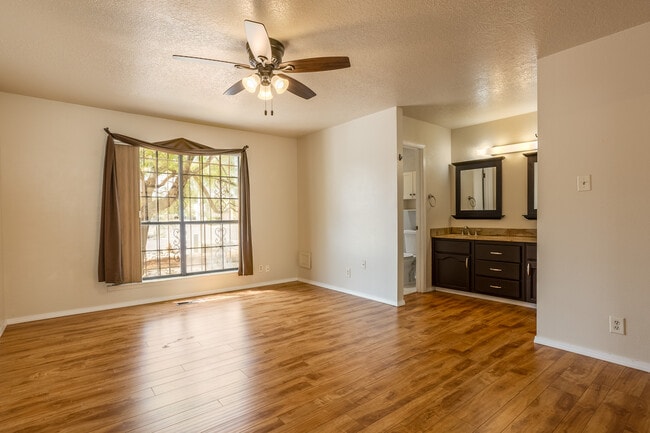 Building Photo - 6805 La Casa Bonita NE