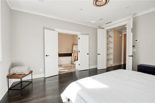 Building Photo - 984 Memorial Walk SE