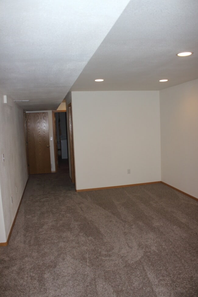 Building Photo - 2544 Begonia Ct