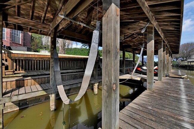 Building Photo - 8322 Shoregrove Dr
