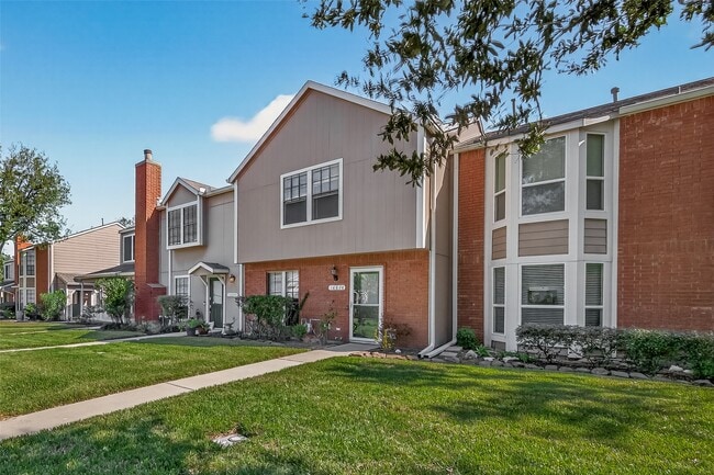 Building Photo - 16826 Holly Trail Dr