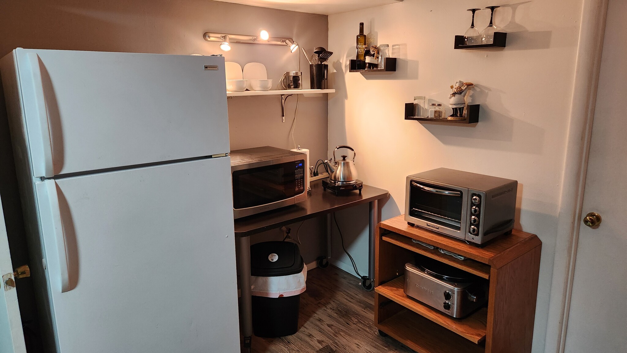 Kitchenette area - 1405 Spring Valley Dr