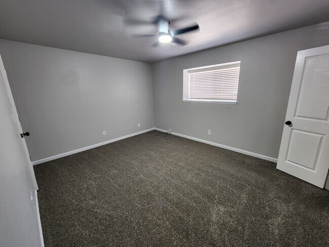 Building Photo - IMMEDIATE MOVE IN