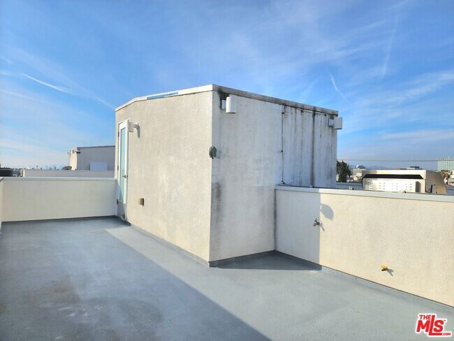 Building Photo - 1211 1/2 Fedora St