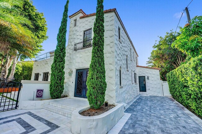 Building Photo - 614 Poinciana Dr