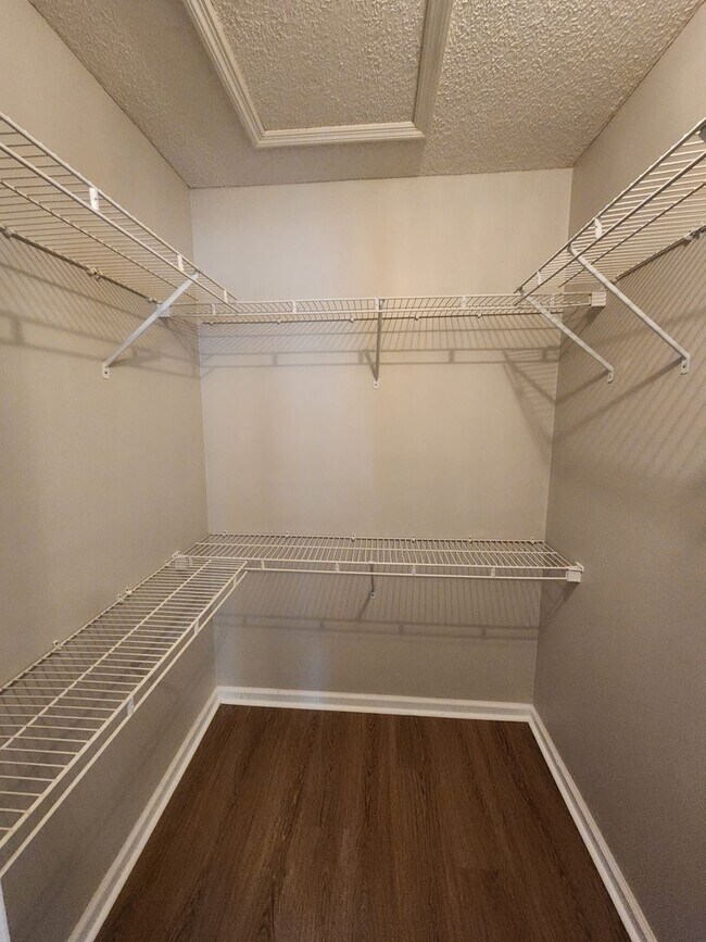 Building Photo - 6000 Susan Cir