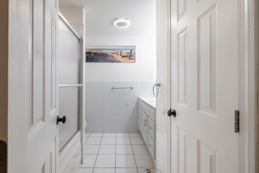 Building Photo - 410 Farmington Ave