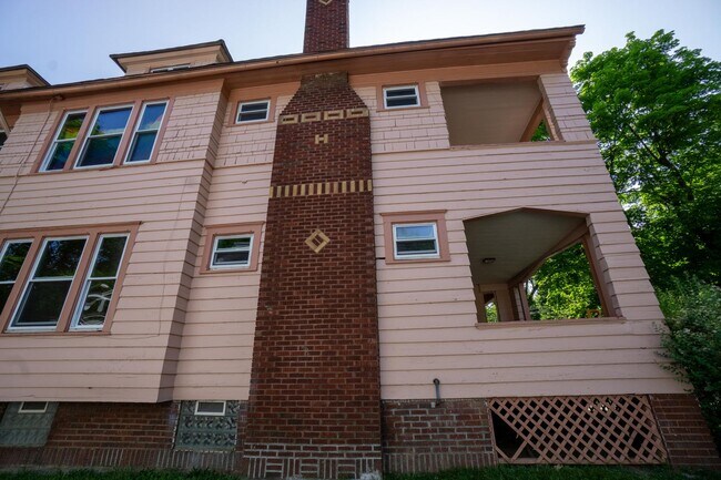 Building Photo - Spacious 3 Bedroom Flat With Off-Street Pa...