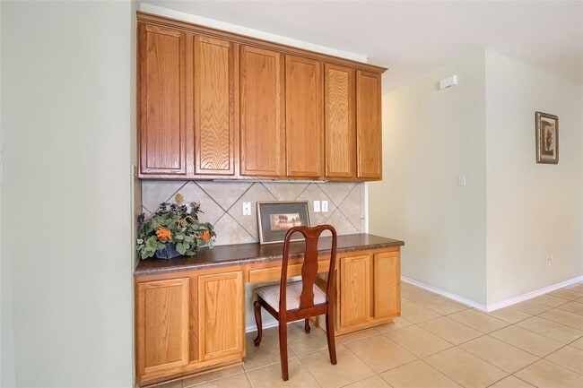 Building Photo - 18720 Royal Pointe Dr