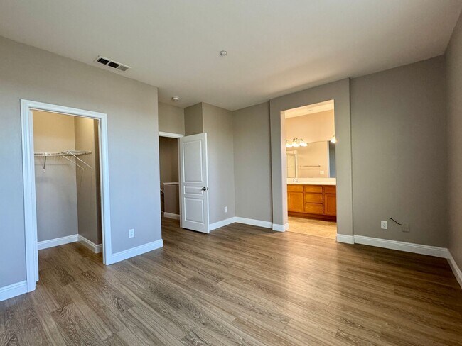 Building Photo - 3 Bed 2.5 Bath plus extra room Townhouse Style Condo / Attached 2 Car Garage