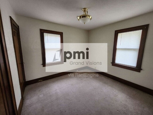Building Photo - 303 E Kellar Ln